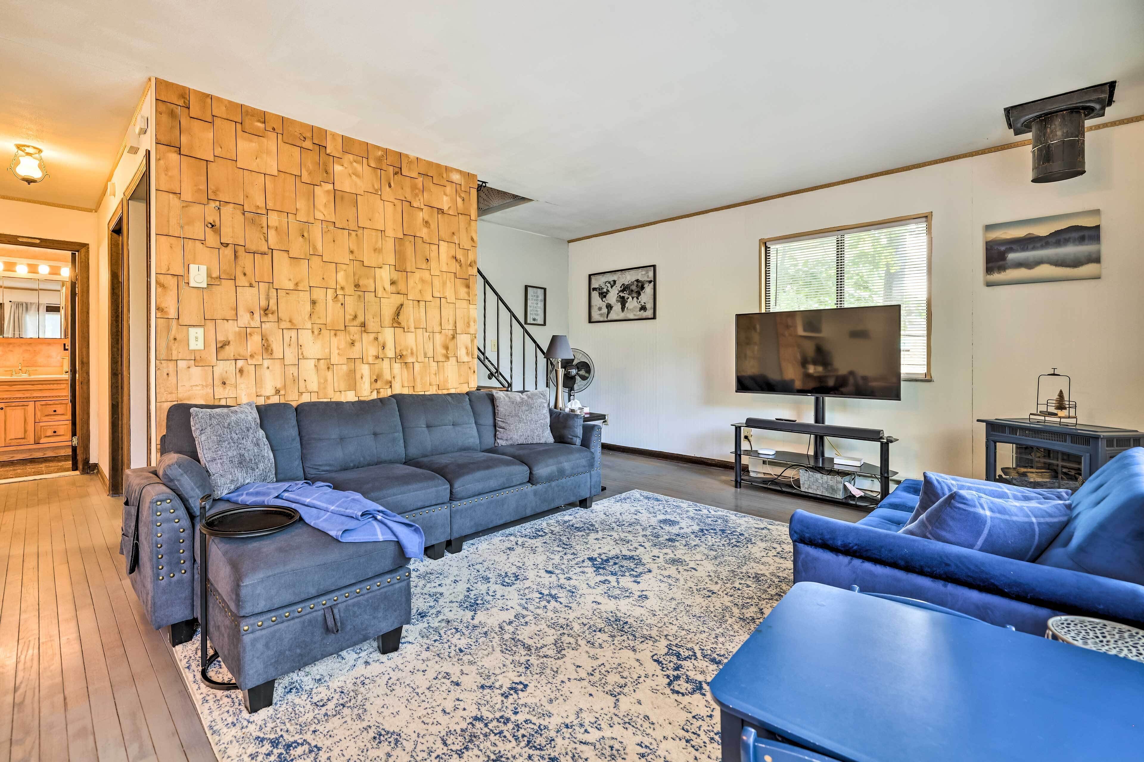 Cozy Pocono Summit Getaway: Walk to the Lake!