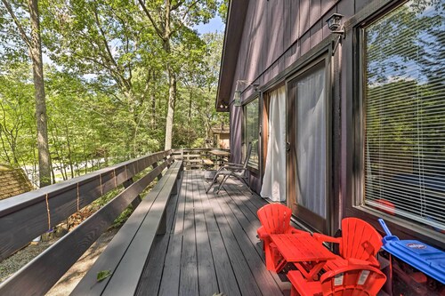 Walk to Lake: Game Room Getaway in Pocono Summit!