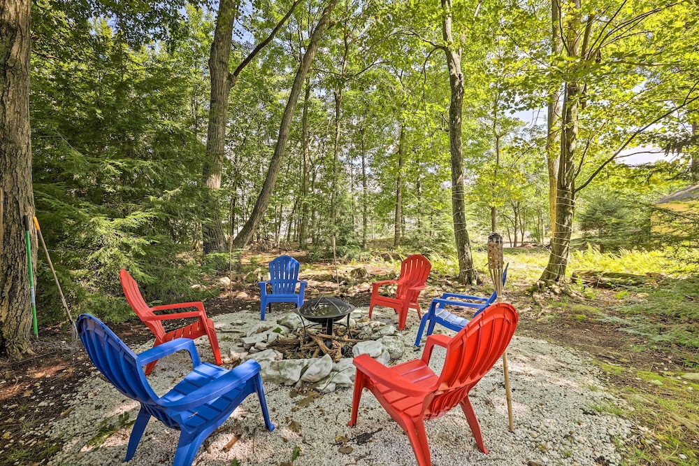 Cozy Pocono Summit Getaway: Walk to the Lake!