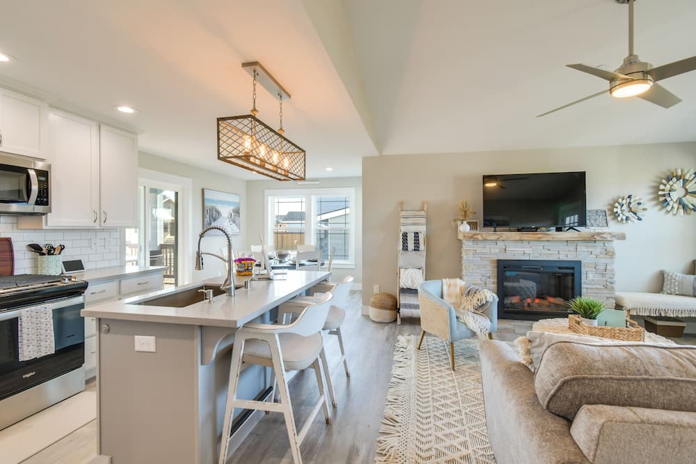 Pet-friendly Retreat w/ Fenced Yard, Walk to Beach