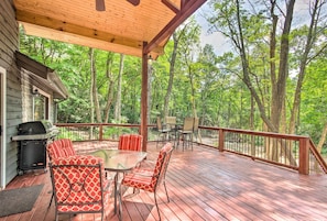 House (3 Bedrooms) | Interior - Lake Toxaway Cabin w/ Fire Pit - 1 Mi to Marina (Lake Toxaway)