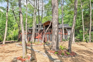 House (3 Bedrooms) | Interior - Lake Toxaway Cabin w/ Fire Pit - 1 Mi to Marina (Lake Toxaway)