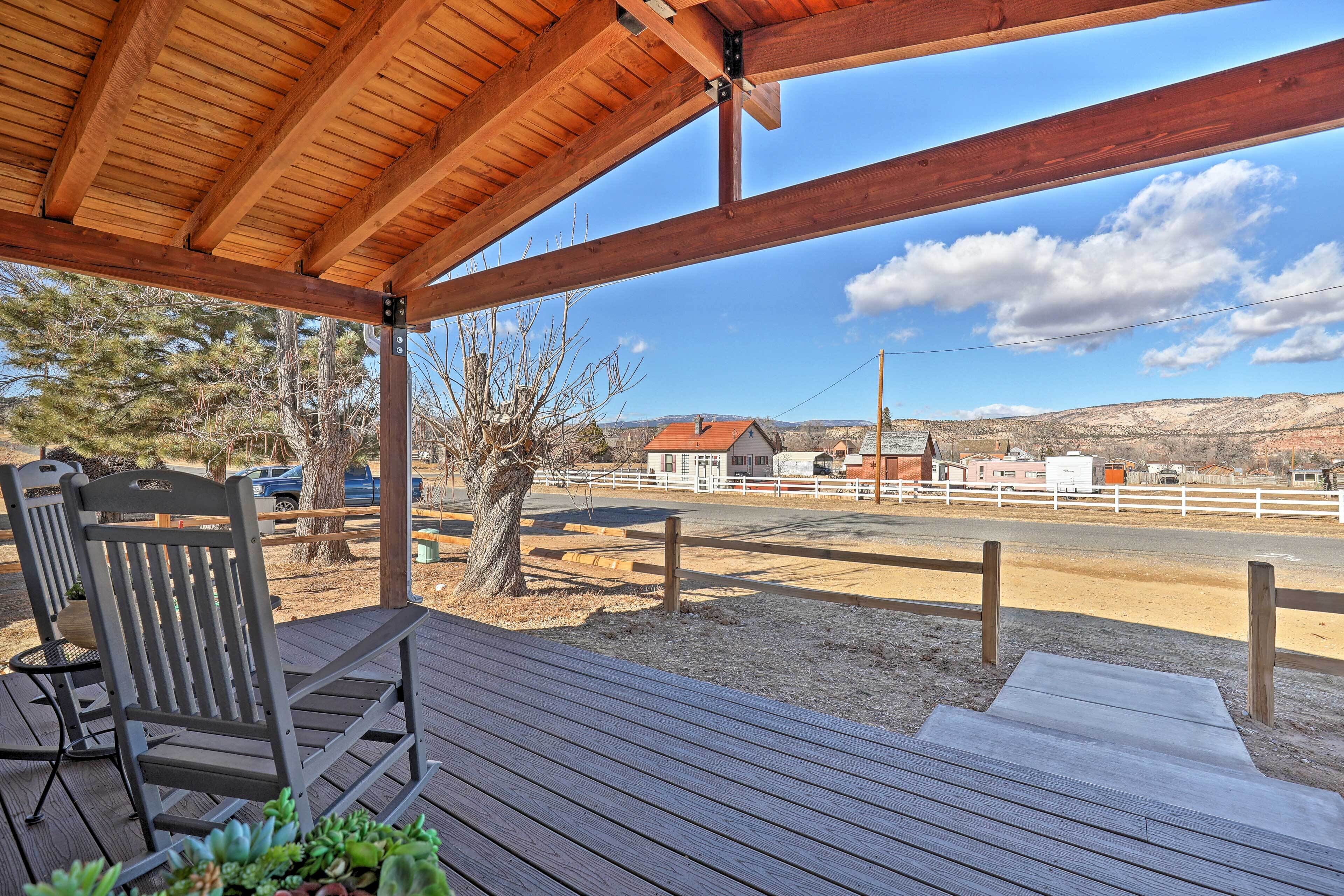 Escalante Home w/ Yard, Porch & Mtn Views!