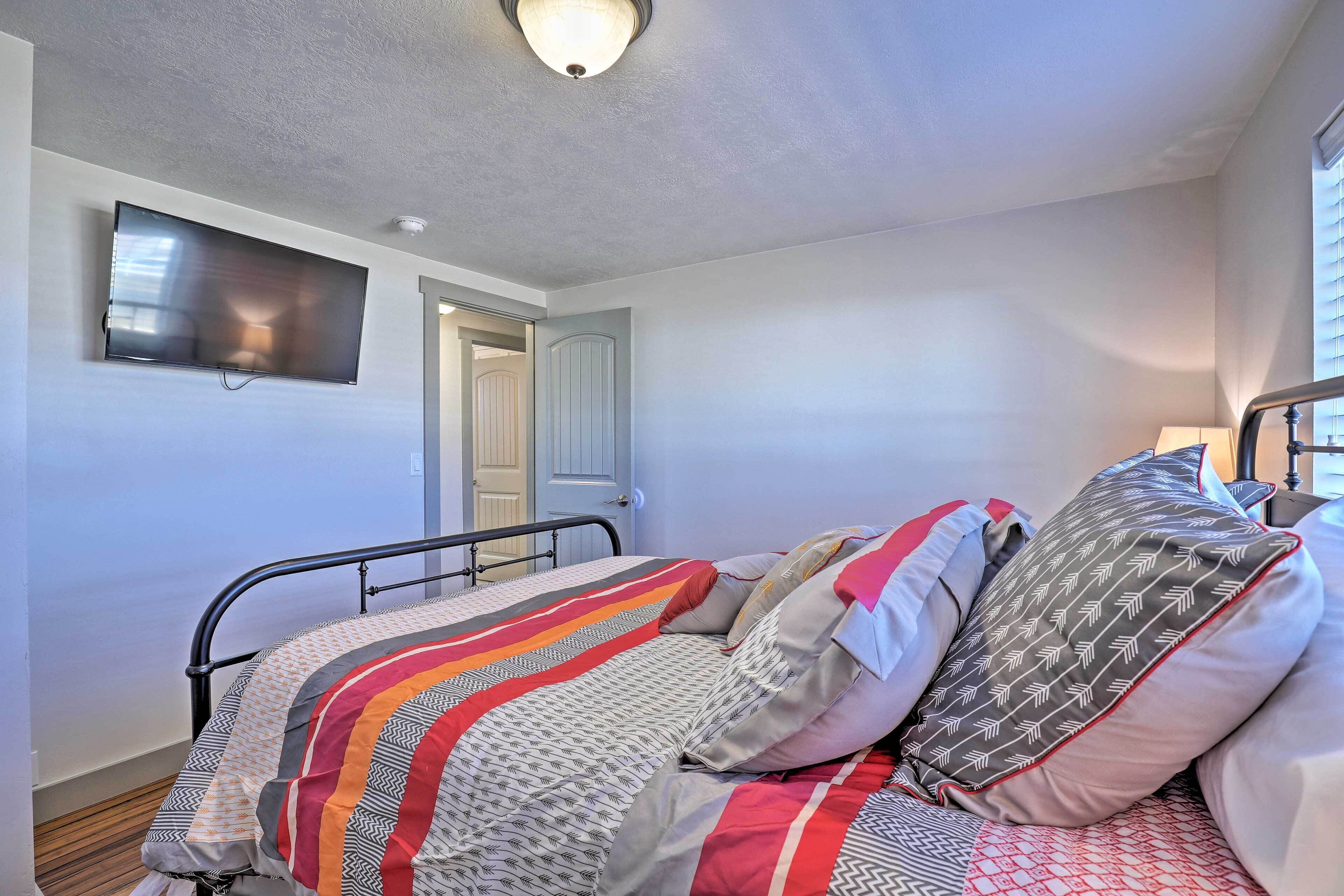 Escalante Home w/ Yard, Porch & Mtn Views!