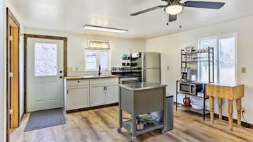 Microwave, oven, kompor, dan peralatan masak/sendok-piring