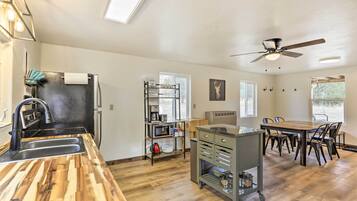 Microwave, oven, kompor, dan peralatan masak/sendok-piring