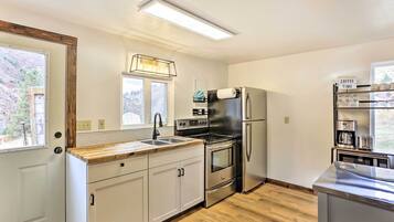 Rumah (1 Bedroom) | Dapur pribadi | Microwave, oven, kompor, dan peralatan masak/sendok-piring