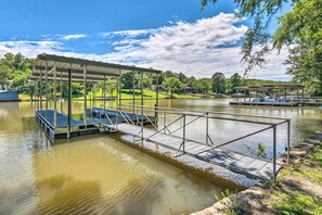 Front of property - Updated Deck & Dock: Lakefront Home in Hot Springs (Hot Springs)