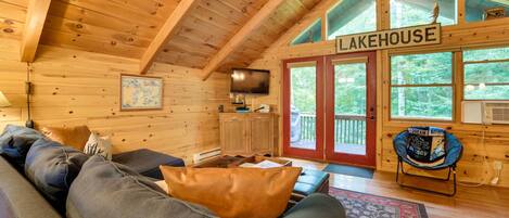 Casa (3 Bedrooms) | Zona de estar | Una televisión, libros