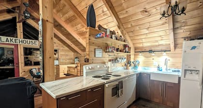 Lakes, Beaches, Pool, Golf, Trails: Michigan Cabin