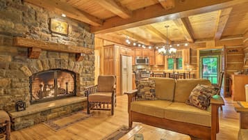 TV, perapian, dan buku