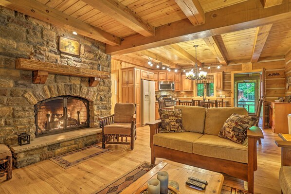 Fernseher, Kamin, Bücher