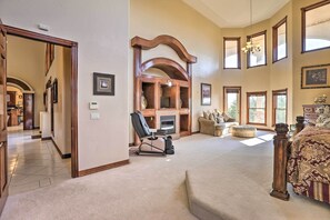 House (5 Bedrooms) | Interior