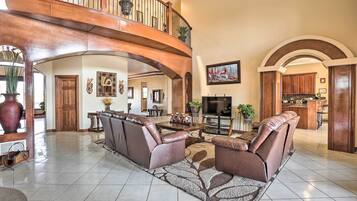 House (5 Bedrooms) | Interior