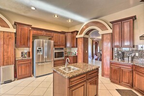 House (5 Bedrooms) | Interior