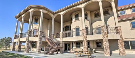 House (5 Bedrooms) | Exterior