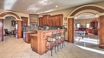 House (5 Bedrooms) | Interior