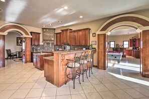 House (5 Bedrooms) | Interior