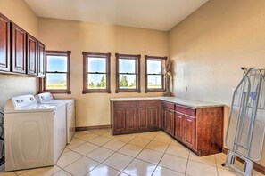 House (5 Bedrooms) | Interior