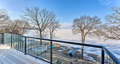 Lakefront Home w/ Gorgeous Sunsets, Kayaks, & Pier