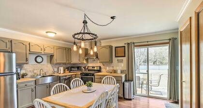 Mears Abode w/ Pool Access, Near Silver Lake!