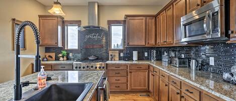 House (6 Bedrooms) | Interior