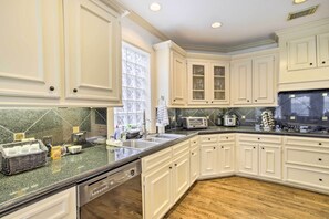 House (3 Bedrooms) | Interior - Han Solo's Hideout Luxe Houston Home w/ Pool! (Houston)