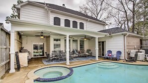 A backyard with a swimming pool, covered patio, and outdoor furniture. - Han Solo's Hideout Luxe Houston Home w/ Pool! (Houston)