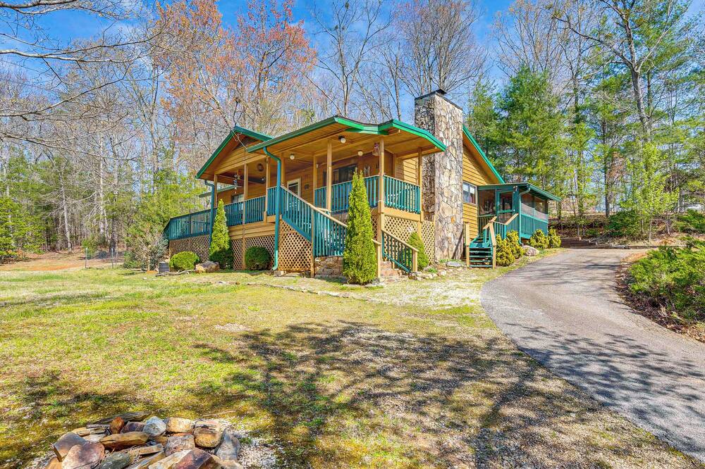 Murphy Cabin w/ Deck, Grill & Private Pond! - Farner, TN