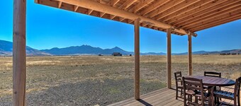 Stunning Mountain Views: Livingston Cabin w/ Deck!