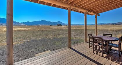 Stunning Mountain Views: Livingston Cabin w/ Deck!