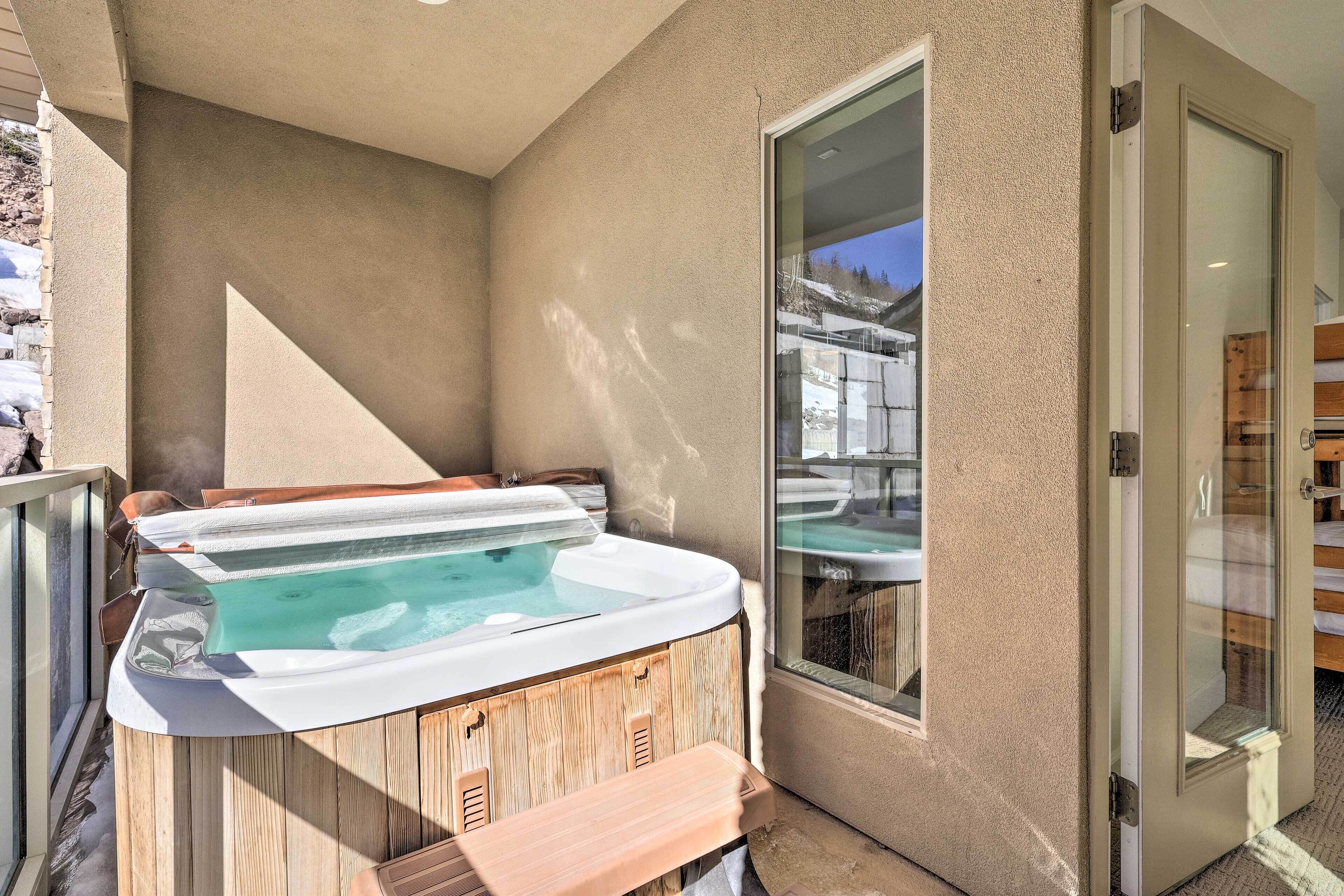 Luxe Utah Getaway: Hot Tub, Walk to Ski Lift!