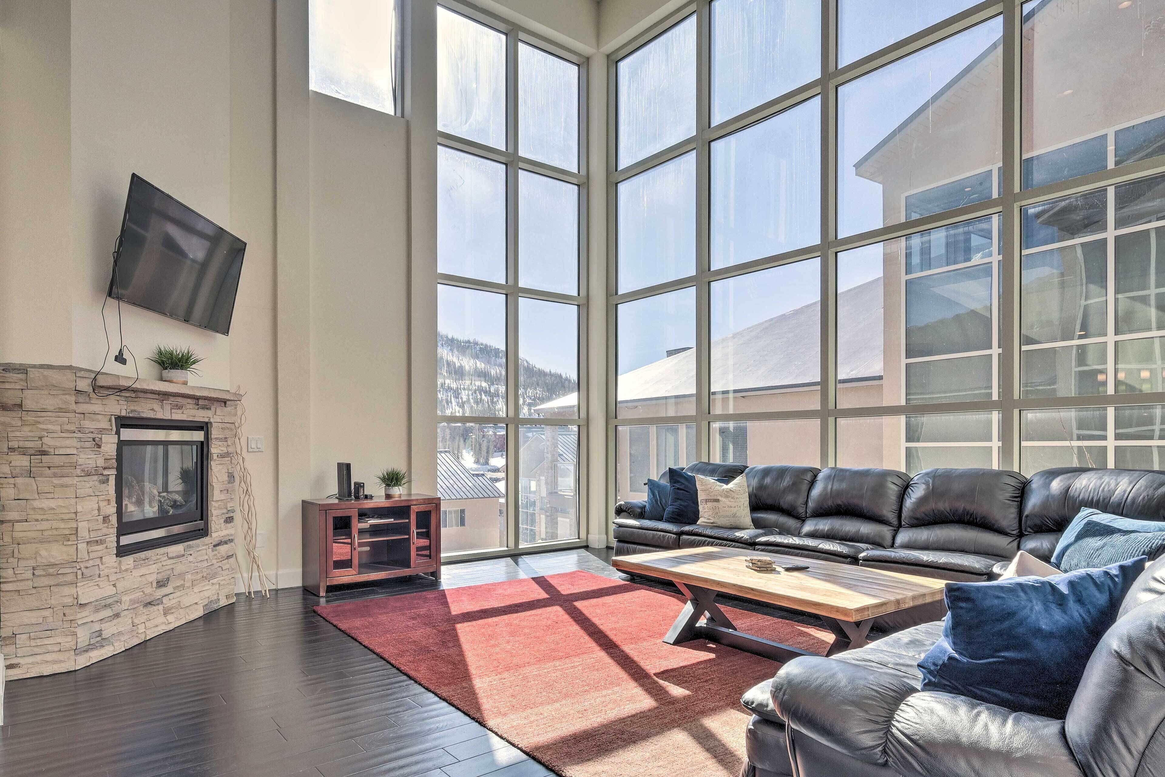 Luxe Utah Getaway: Hot Tub, Walk to Ski Lift!