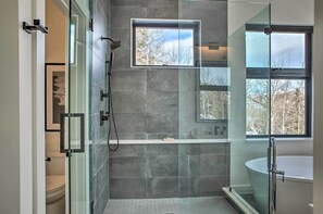 Bathroom - Mtn-view Home w/ Hot Tub, 9 Mi to Vail Resort (Avon)
