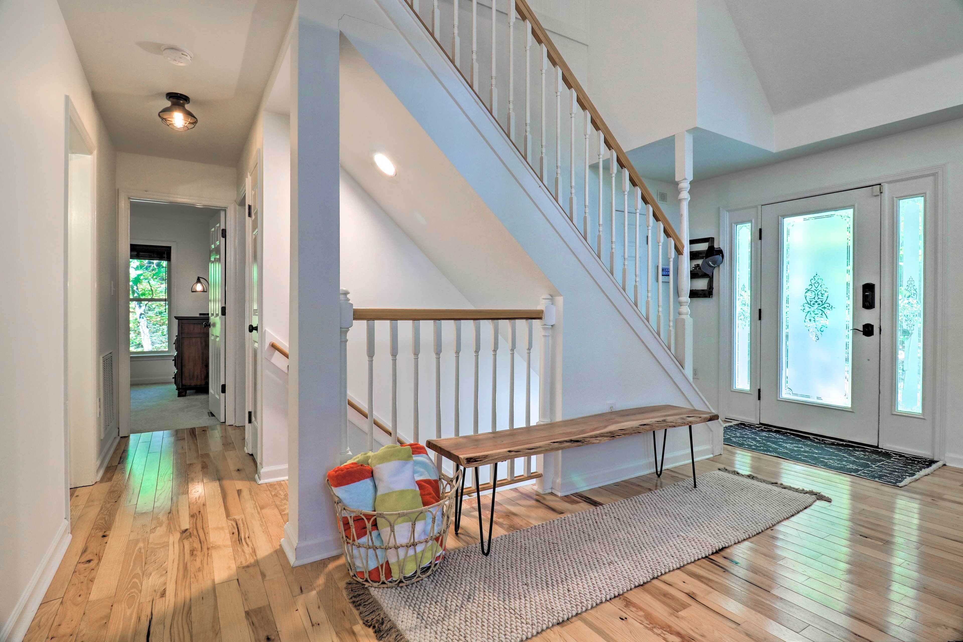 Hilltop Hideaway w/ Hot Tub Near Hiking Trails!