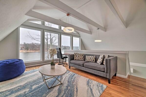 Living area - Lakefront Poconos Vacation Rental w/ Deck (Tobyhanna)