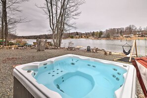 Ein Whirlpool mit Blick auf einen See und Häuser im Hintergrund.