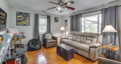 4 Mi to Dtwn! Ozarks Hideaway w/ Furnished Deck