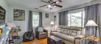 4 Mi to Dtwn! Ozarks Hideaway w/ Furnished Deck
