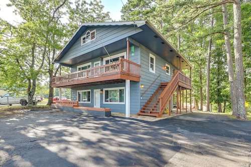 4 Mi to Dtwn! Ozarks Hideaway w/ Furnished Deck