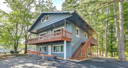 4 Mi to Dtwn! Ozarks Hideaway w/ Furnished Deck