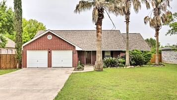 House (3 Bedrooms) | Exterior