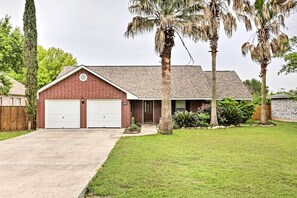 House (3 Bedrooms) | Exterior - 2 Mi to Lake Mcqueeny: Gem w/ Covered Patio (McQueeney)