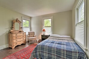 3 bedrooms, iron/ironing board, bed sheets - Millburn House w/ Deck - Walk to NYC Transit! (Millburn)