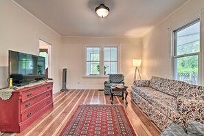 TV, books - Millburn House w/ Deck - Walk to NYC Transit! (Millburn)