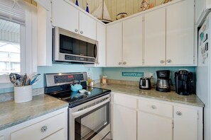 House (6 Bedrooms) | Interior - Peaceful 'cottage By The Sea' Oceanfront Home! (Holly Ridge)