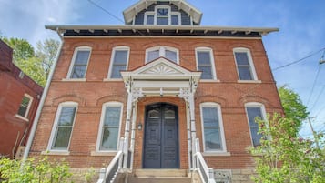 House (4 Bedrooms) | Front of property