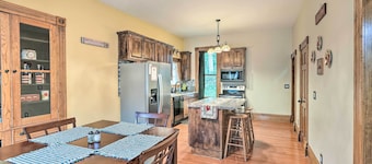 < 1 Mi to Downtown: Historic Dubuque Gem!