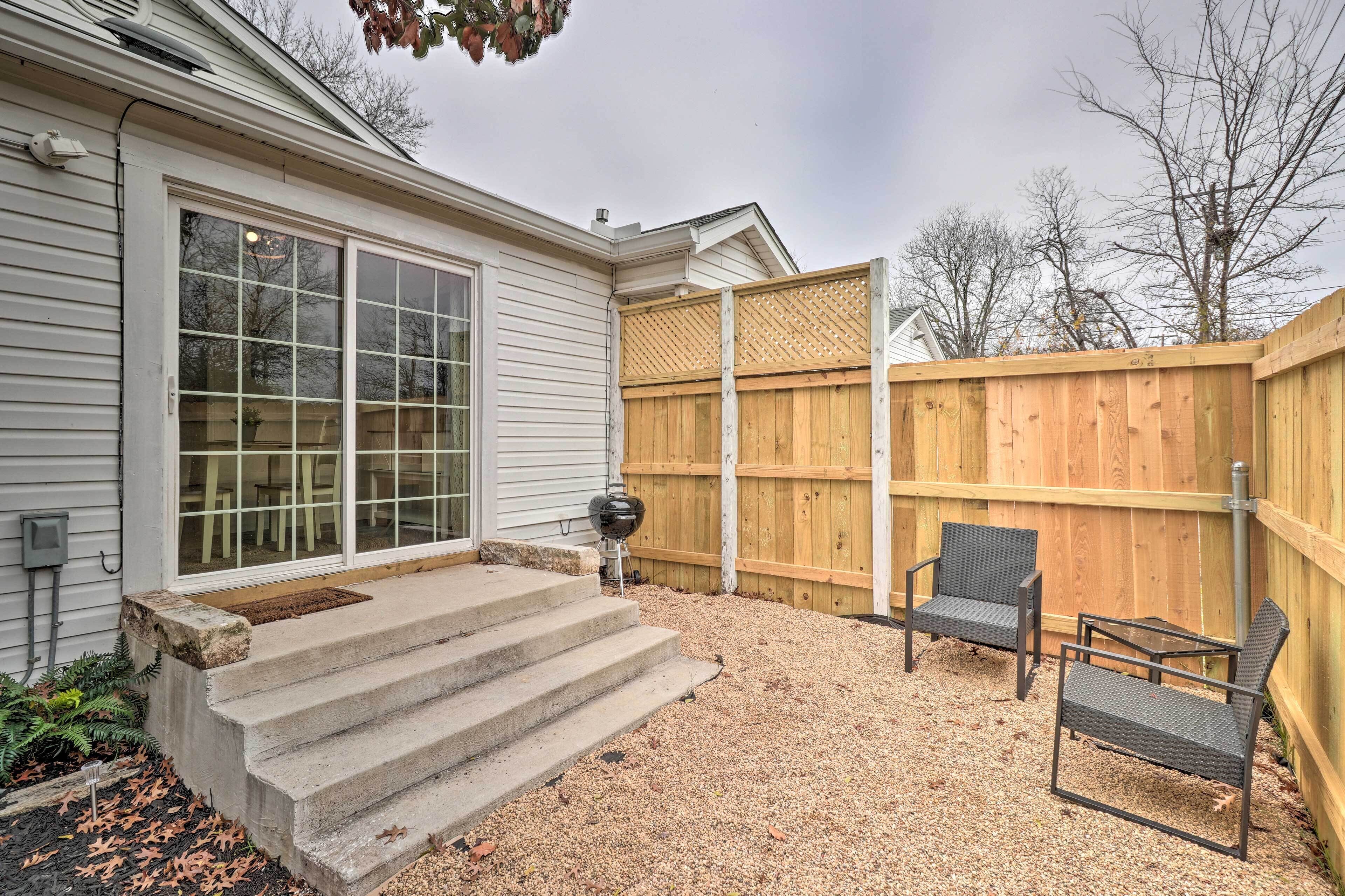 Cozy Temple Cottage w/ Private Backyard!