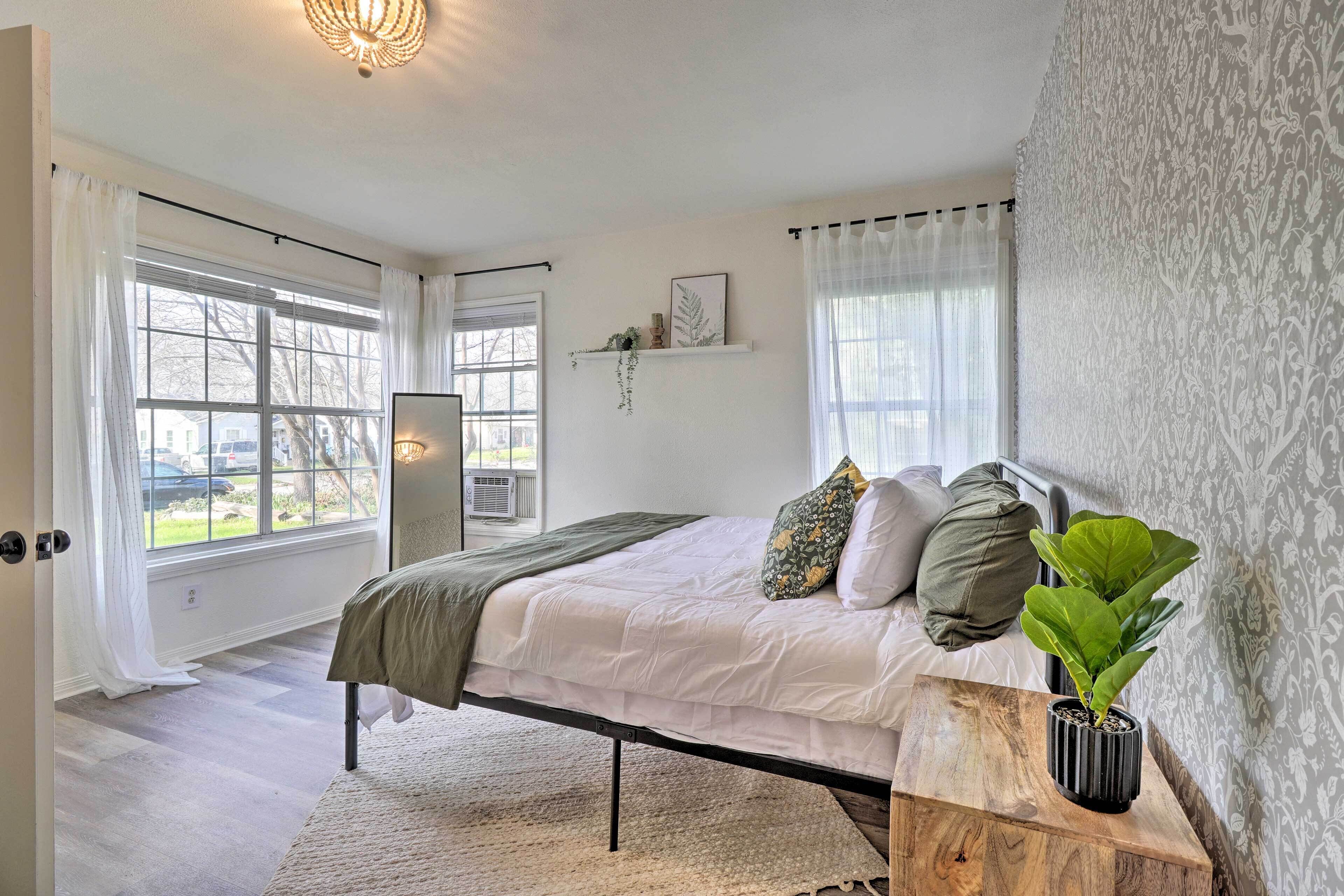 Cozy Temple Cottage w/ Private Backyard!